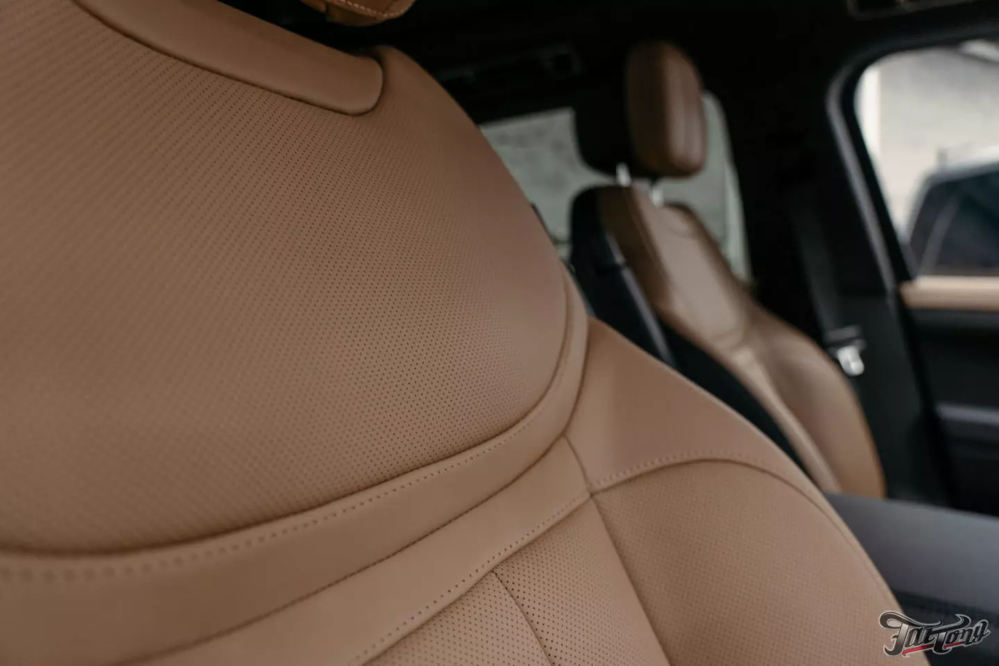 Оклеили Range Rover Sport в глянцевый полиуретан. Чистка салона и покрытие керамикой